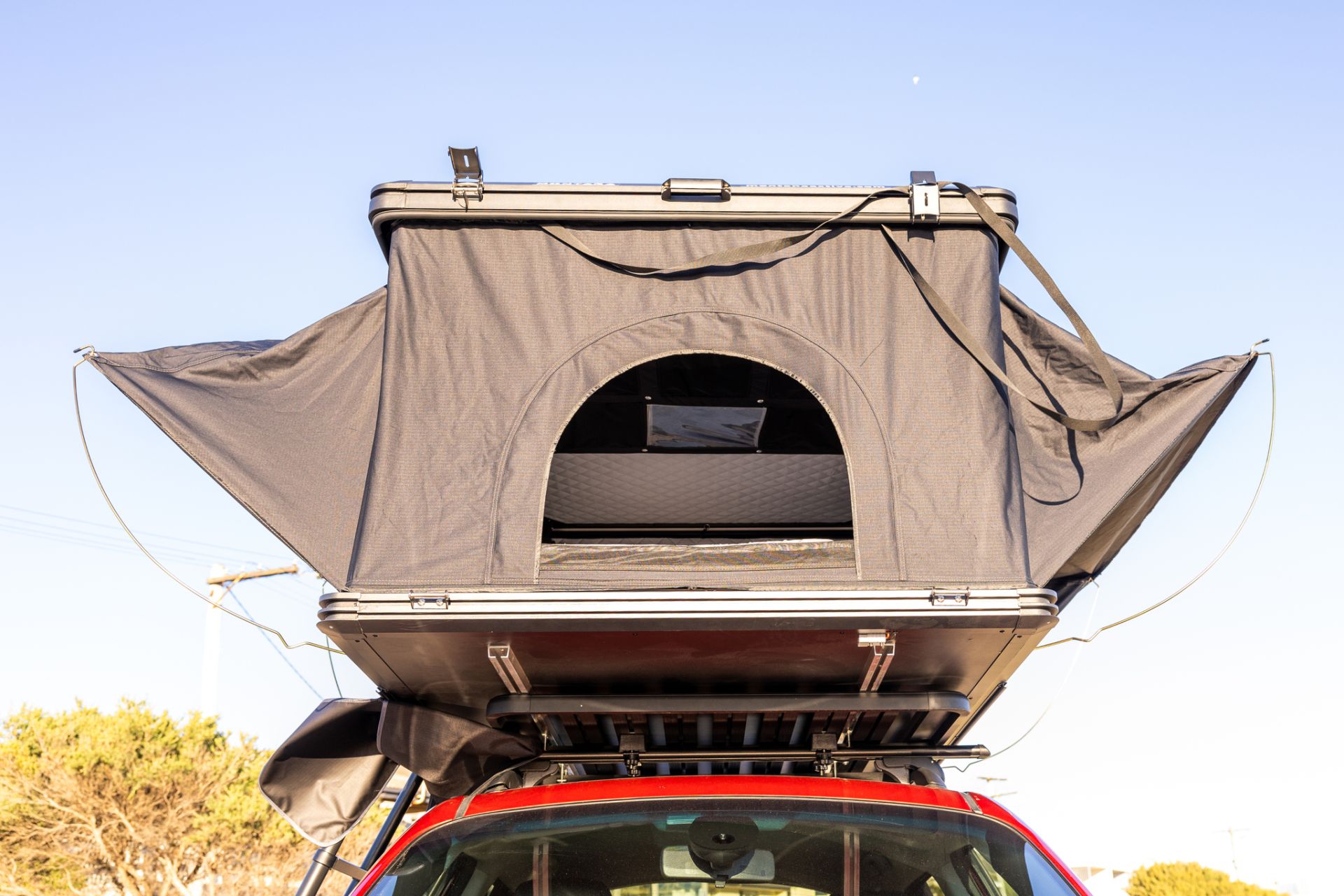 Tenda da tetto Basecamp montata sul veicolo durante un'avventura all'aria aperta.