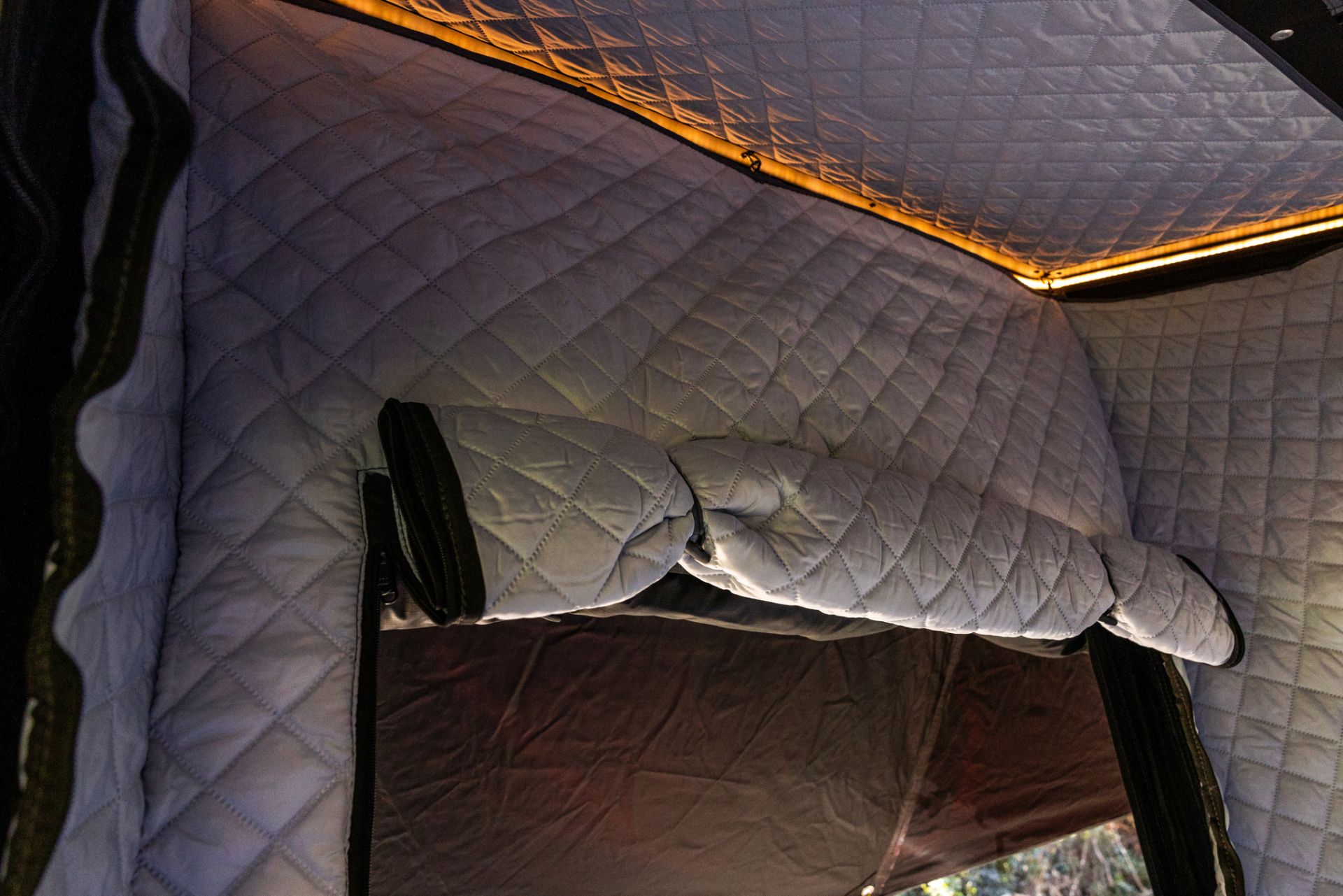 Vista interna della tenda da tetto Summit con materasso e illuminazione a LED